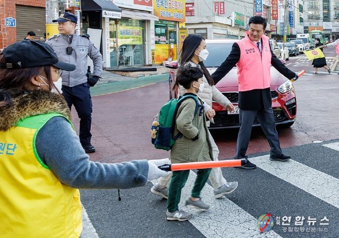 학교 앞에서 아이들을 인솔하는 김태우 강서구청장
