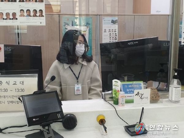 구로구가 민원실 비상상황에 대비한 모의훈련을 실시했다. 사진은 구로구청 민원실 비상상황 대비 모의훈련 진행 모습