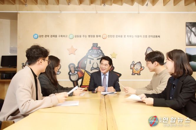 관악청에서 청년들과 대화를 나누는 박준희 구청장