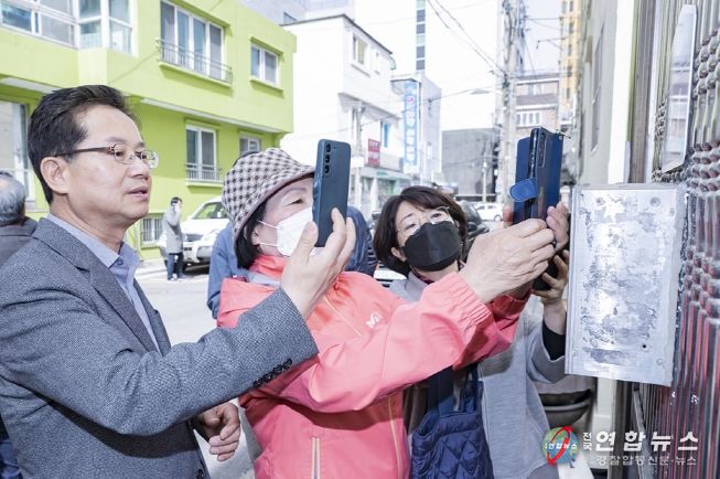 최호권 구청장, QR코드 건물번호판 스캔 모습