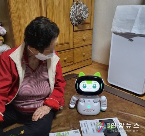 돌봄로봇 ‘키미’ 작동법을 배우고 있는 어르신