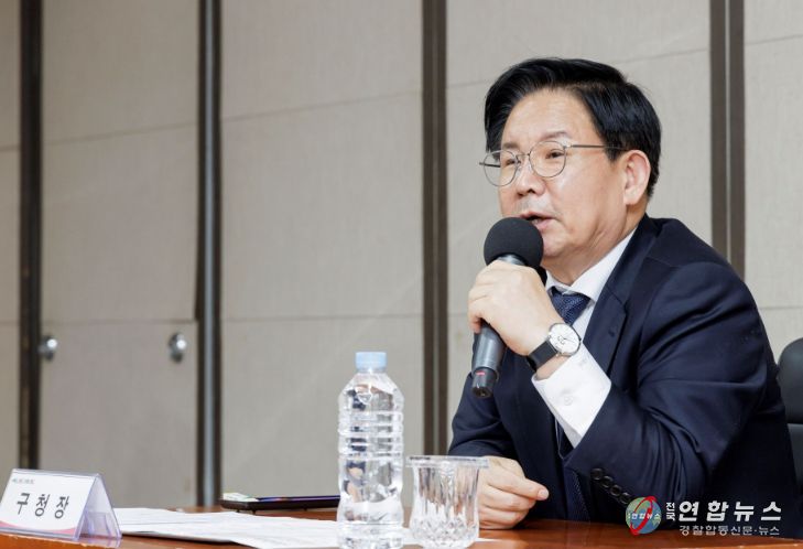 지난3월 박강수 마포구청장이 한국공인중개사협회 마포지회와 간담회를 마련해 주택임대차계약신고 제도의 확립을 위한 협조를 구하고 있다.