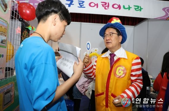 문헌일 구청장이 어린이날 행사에 캐릭터 의상을 입고 참여하고 있다.