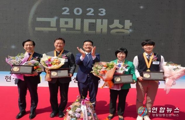 성북구민대상 수상자(왼쪽부터 전상일 님, 청년문간 사회적협동조합 이사장 이문수 님, 성북구청장 이승로, 조영남 님, 구경훈 학생)