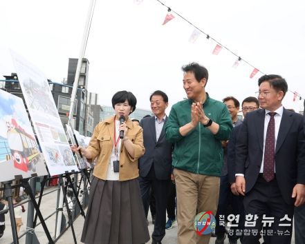 레드로드 사업에 대해 브리핑 듣는 박강수 마포구청장과 오세훈 서울시장