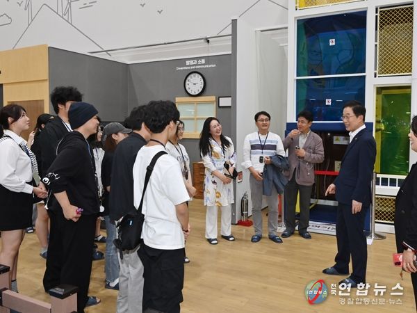 26일 발명교육체험관을 방문해 선양한국국제학교 학생들과 대화하는 임종식 경북교육감