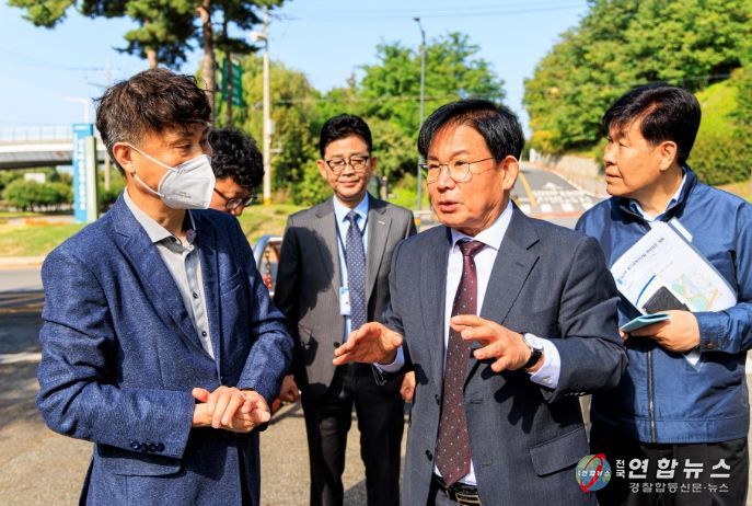 지난해 10월 박강수 구청장이 상암동 인근 도로의 수목관리 상황을 살펴보고 있다.  