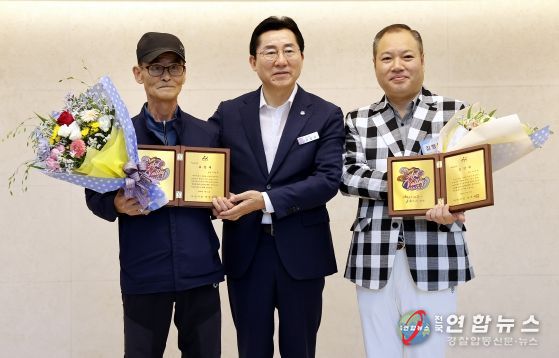 시장 표창패 시상 후 기념사진(왼쪽부터) 표창패 수상자 이헌춘 씨, 박경귀 시장, 표창패 수상자 김대권 씨