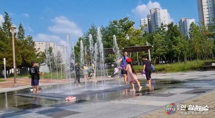 “무더위야 물러가라” 완주군 도시공원 바닥분수 운영