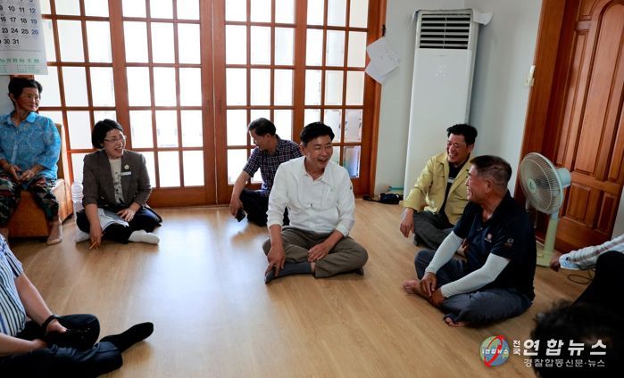 김철우 군수가 회천면 경로당을 방문해 냉방 기기 가동 여부 및 청결 상태, 어르신 안부 등을 점검했다.