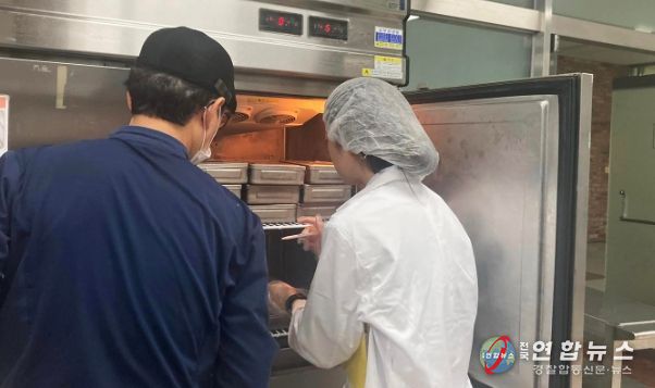 서산시 보건소 관계자가 위생 점검을 실시하는 모습