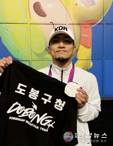 도봉구청 브레이킹 소속 김홍열(Hong10)(사진) 선수가 ‘2022 항저우 아시안게임’에서 은메달을 획득했다.