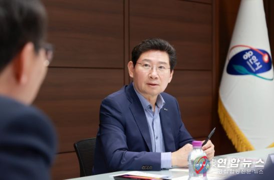 이상일 용인특례시장이 3일 시장 접견실에서 열린 ‘용인 첨단 시스템반도체 클러스터 국가산업단지’ 조성지원 추진단 제3차 전략회의를 주재하고 있다.