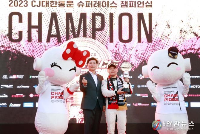 이상일 용인특례시장(왼쪽)이 '2023 CJ대한통운 슈퍼레이스' '슈퍼 6000 클래스' 종합우승자 이찬준(오른쪽) 선수에게 트로피를 수여했다.