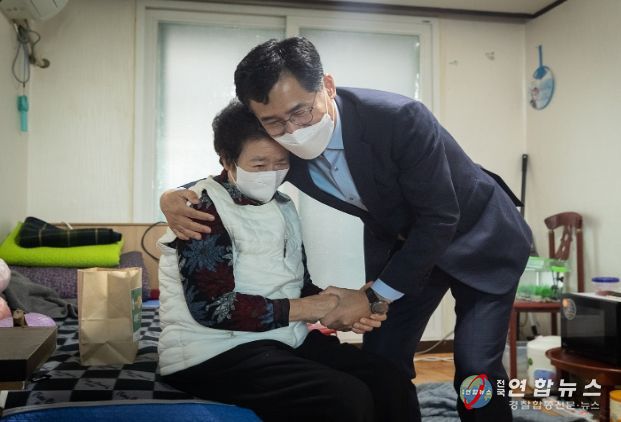지난 겨울 관내 어르신댁을 찾아 안부인사를 전하고 있는 이기재 양천구청장