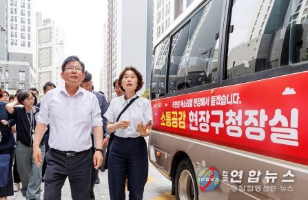 지난 5월 박강수 구청장이 현장구청장실을 통해 공덕동 행복주택 주민편의시설 현장을 찾았다.