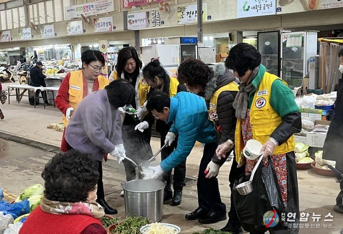 강진원 군수와 대한적십자회 강진군협의회 회원들이 떡국을 나눠주고 있다.