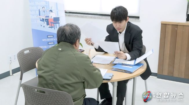 원미구청에서 마을변호사가 상담을 진행하고 있다.