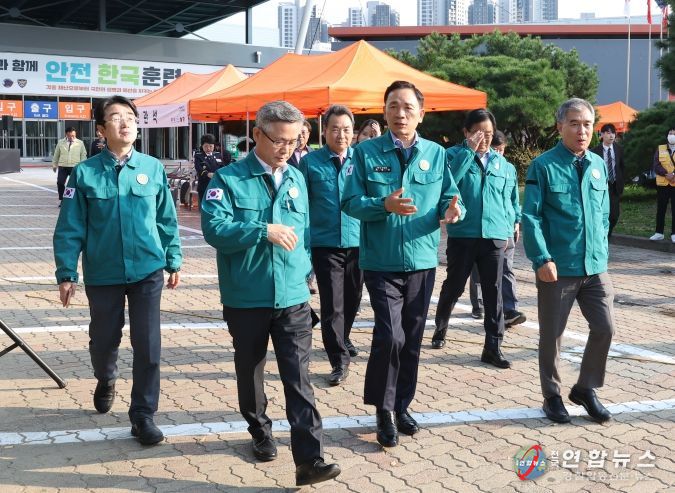 지난해 10월 23일 강남구 안전한국훈련에 참석한 조성명 강남구청장(가운데)