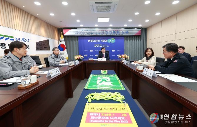 이상일 용인특례시장(가운데) 등 지역 기관장들이 지난 2월 용인소방서에서 열린 안전문화살롱 회의에서 화재 피난안내시설 지원을 논의하고 있다