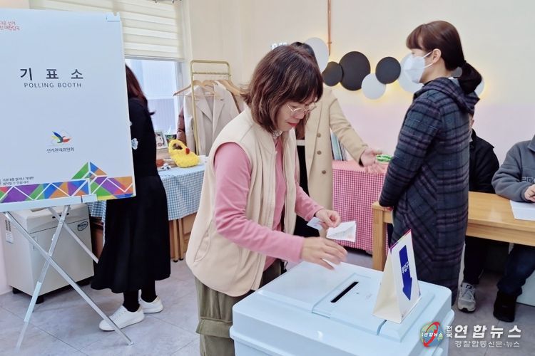 성동구가족센터에서 진행된 모의투표 체험과 선거 교육 모습