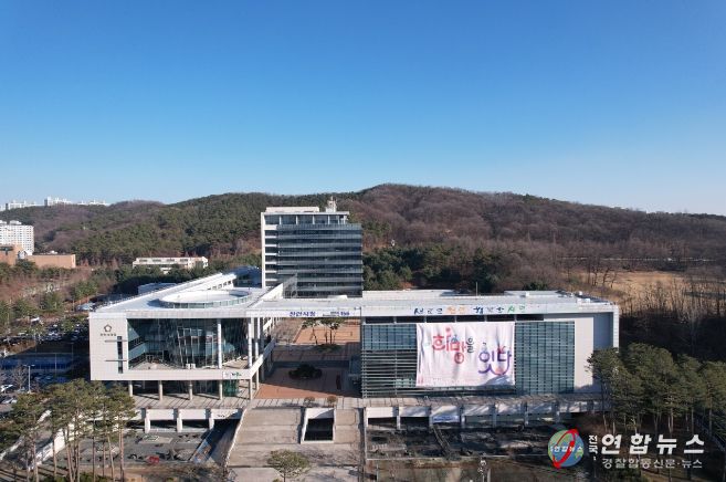 천안시 쌍용2동이 26일 어려운 이웃발굴을 위해 ‘당신곁에 우리가 함께 할게요’ 캠페인을 진행하고 있다.