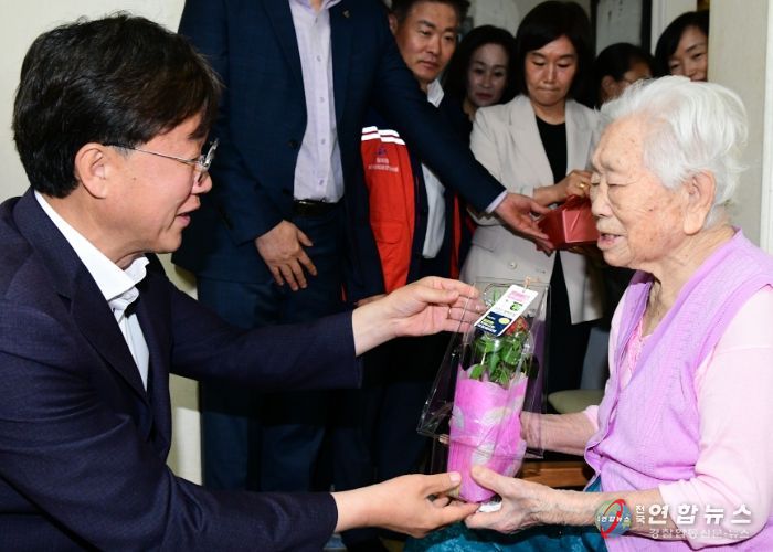 이민근 안산시장, 월피동 거주 100세 어르신에 카네이션 전달