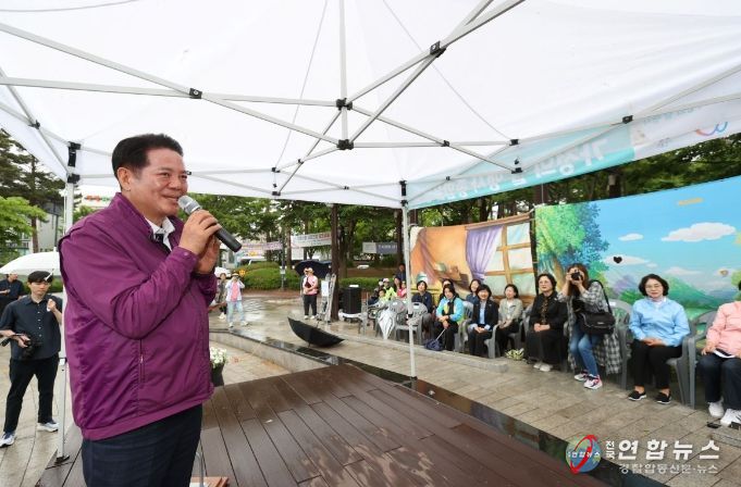 최대호 안양시장이 지난 11일 삼덕공원에서 열린 가족사랑 자연사랑 행복놀이터에서 시민들께 인사말을 하고 있다