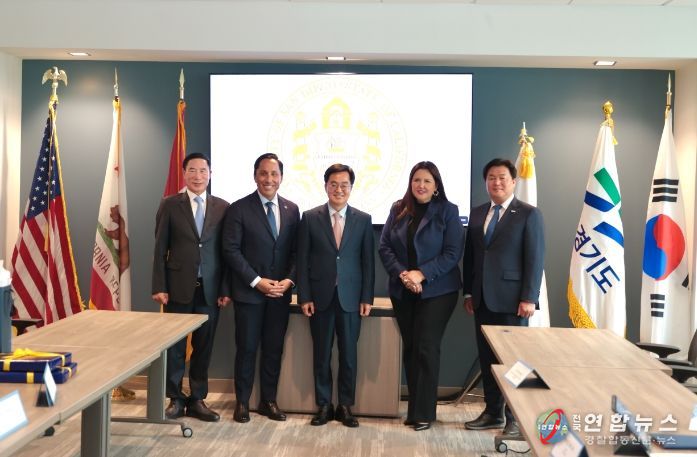 (사진 왼쪽부터) 이원성 경기도 체육회장, 토드 글로리아 샌디에이고 시장, 김동연 경기도지사, 노라 바르가스 샌디에이고 카운티 의장, 임병택 시흥시장이 기념 촬영을 하고 있다.