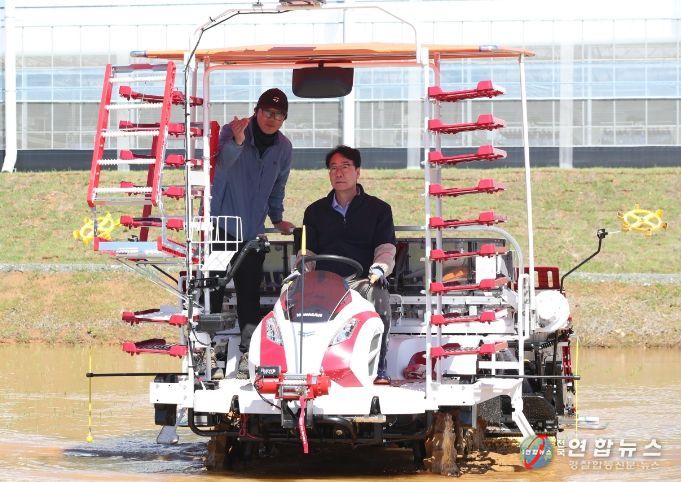 정명근 화성시장, 모내기 시연회 참석... 선진 농업기술 선보여