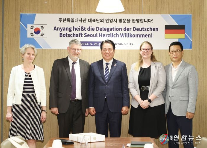 외른 바이써트 주한독일대사관 공관차석(왼쪽에서 두번째)과 최대호 안양시장(왼쪽에서 세번째)이 21일 관내 한 식당에서 만나 간담을 나눴다.