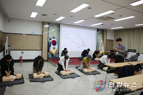 안산도시공사 임직원이 심폐소생술 실습을 하고 있는 모습