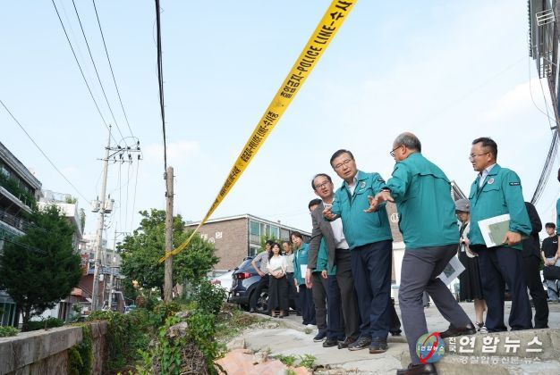 류경기 중랑구청장이 현장을 찾아 피해상황을 면밀히 살피고 있다.