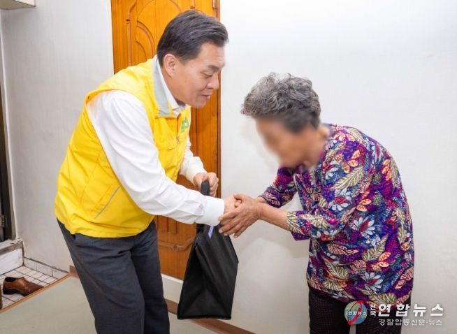 이재준 수원시장이 수원새빛돌봄 대상자에게 식사를 배달하고 있다