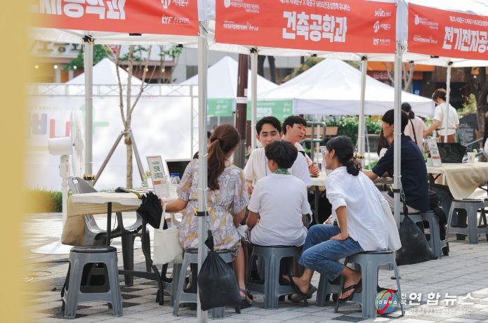 지난해 신촌에서 열린 제2회 서대문전공설명회 모습. 올해는 비 예보로 서대문구청 대강당에서 열린다.