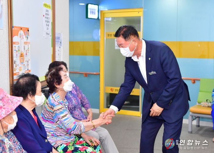 장성군이 효도권 확대 등 5개 사업을 상반기 적극행정 우수사례로 선정했다. 지역 어르신들에게 악수를 건네고 있는 김한종 군수