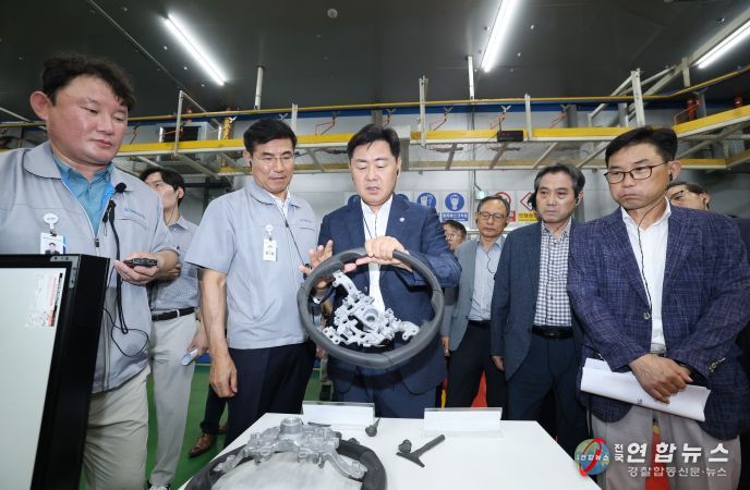 5일 완주 소재 DH오토리드 회의실에서 김관영 도지사를 비롯 도내 14개 중견기업으로 구성한 ‘전북 중견기업협의회’ 출범식과 도내 중견기업들이 중심적 역할을 할 수 있도록 기업지원 정책 확장을 위한 간담회를 갖고 있다.