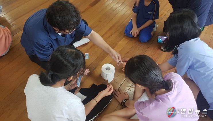용인특례시 처인구보건소의 한의사 직업체험 중 한방침놓기 체험 프로그램 모습