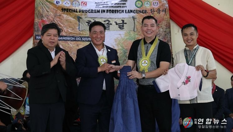 두마게티국립고등학교 방문(3)-한복증정