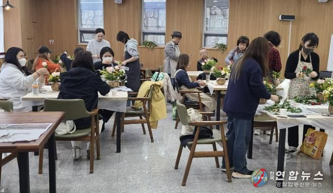 지난해 용인특례시 원예교육 수강생들이 교육받고 있는 모습