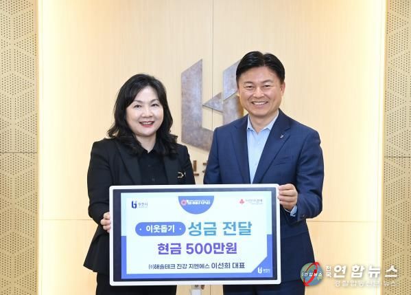 전달식 사진(왼쪽부터 대표 이선희, 부천시장 조용익)