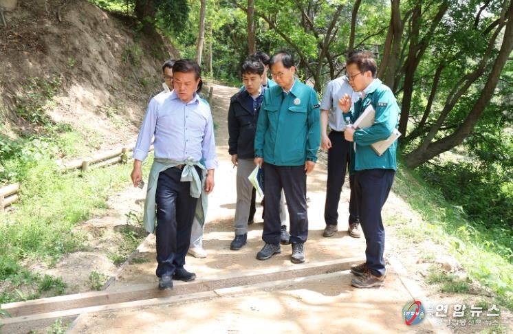 “시민 발걸음 편안하게”… 이학수 정읍시장, 성황산 황톳길 세심한 정비 주문
