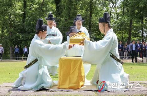  전성수 서초구청장(오른쪽)이 태종대왕 603주기 기신제에서 ‘초헌관’을 맡아 제향에 참여하고 있다.