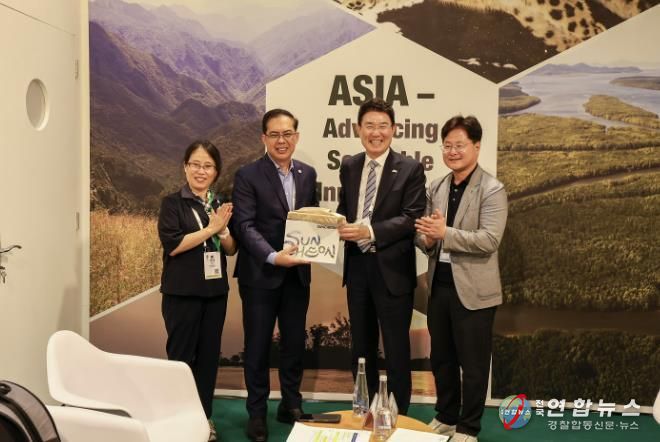 지난 9일 아랍에미리트 아부다비에서 노관규 순천시장이 딘도 캄필란(Dindo Campilan) IUCN 아시아지역책임자와 양자회담을 갖고 기념사진을 촬영하고 있다