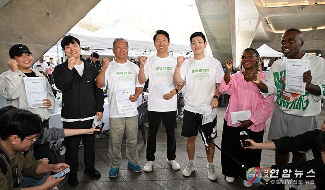 오세훈 서울시장이 10일(금) 동대문디자인플라자(DDP) 어울림마당에서 열린 '한가위 확·찐·살 확빼기' 챌린지에서 체력인증서를 들고 기념촬영하고 있다.