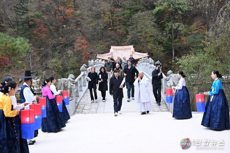 한복 인사와 올림픽둥이 합창으로 세계를 맞이하다