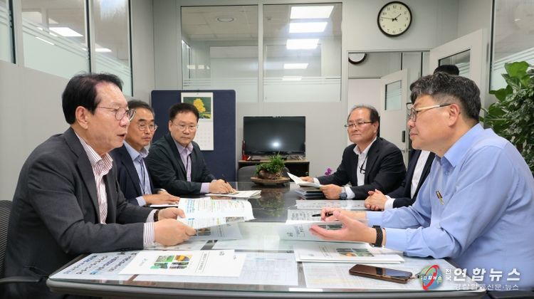 송인헌 괴산군수(왼쪽)가 23일 정부세종청사에서 정향우 기획재정부 사회예산심의관을 만나 지역 현안사업 예산 반영을 건의하고 있다.