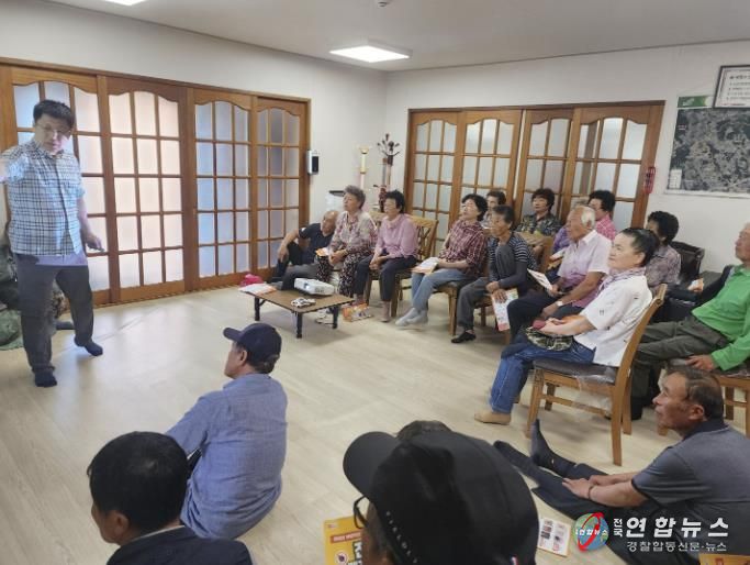 농약 중독예방 교육에 참여한 영전1리 마을 주민들 모습.