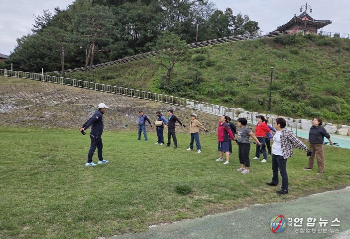 노르딕워킹 전 준비운동 모습