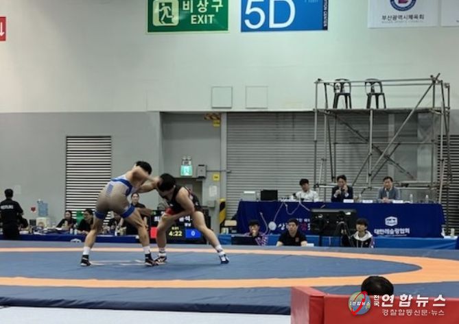 제106회 전국체육대회 레슬링 경기에서 정용석 선수(오른쪽)가 상대 선수와 치열한 경합을 벌이고 있다.